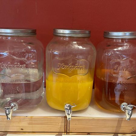Danhostel Odense City Zewnętrze zdjęcie Mason jar beverage dispensers
