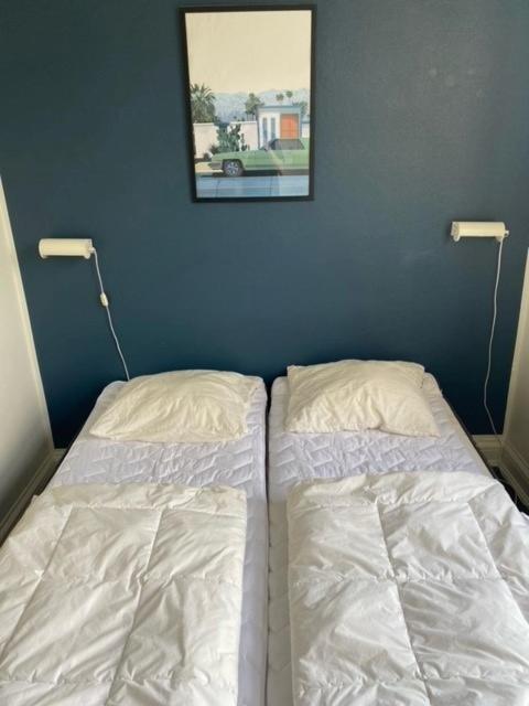 Danhostel Odense City Zewnętrze zdjęcie A bed with two pillows