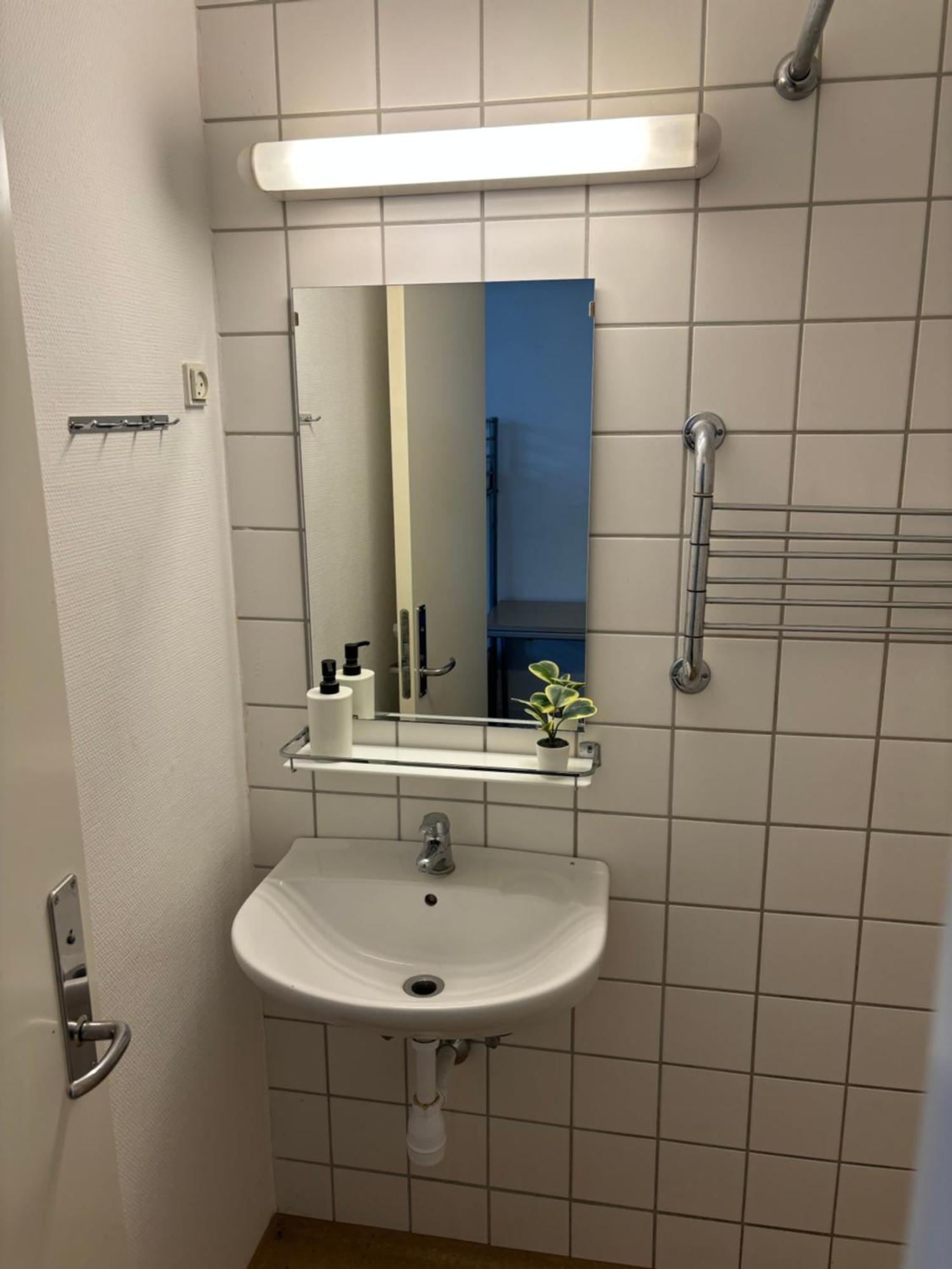 Danhostel Odense City Zewnętrze zdjęcie Bathroom in a student apartment