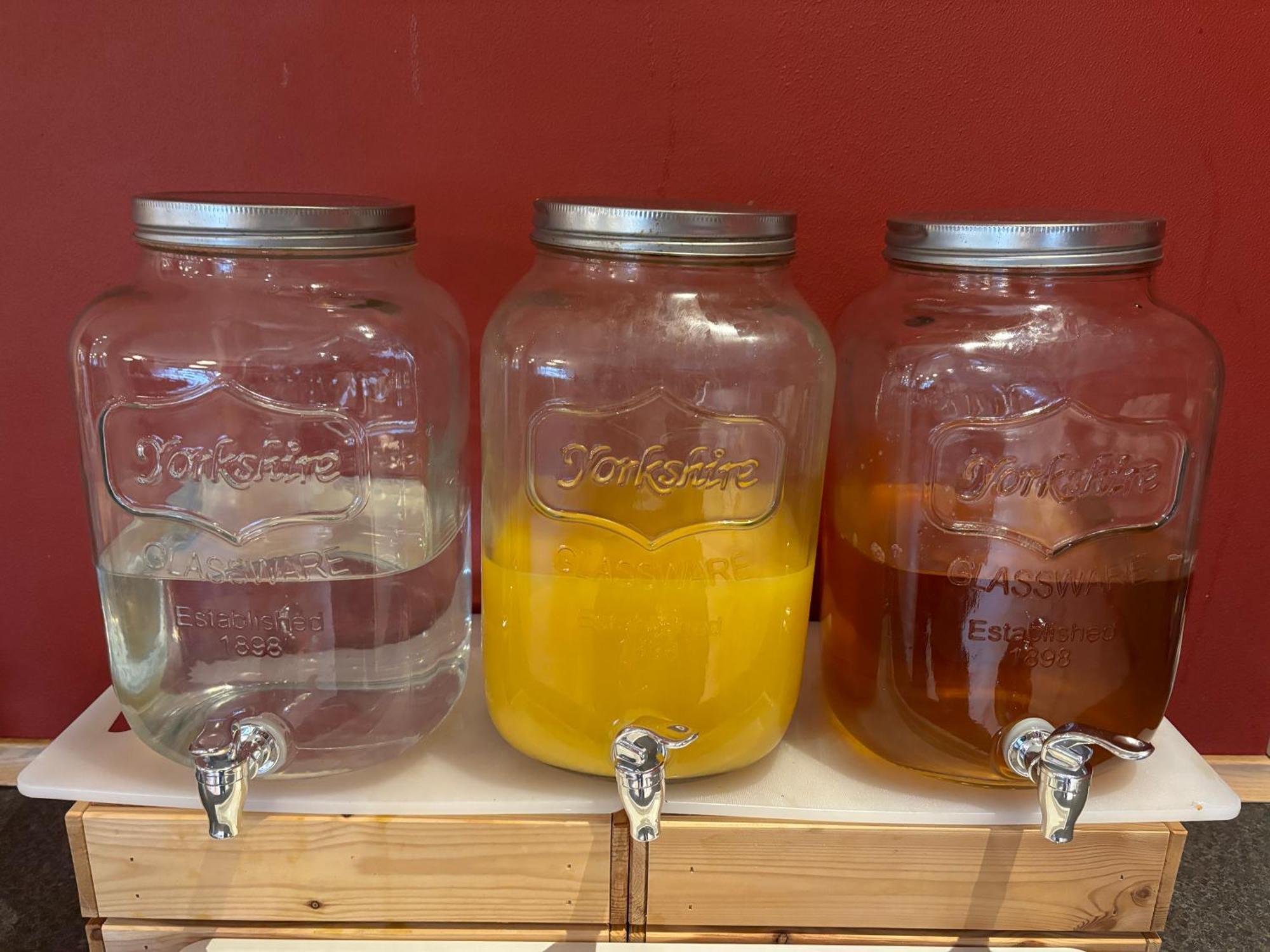 Danhostel Odense City Zewnętrze zdjęcie Mason jar beverage dispensers