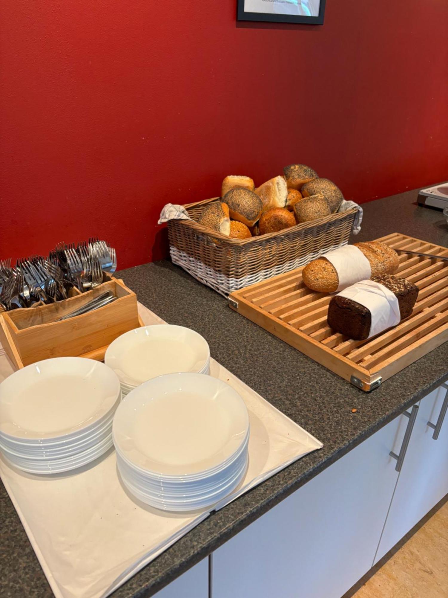 Danhostel Odense City Zewnętrze zdjęcie A selection of bread and pastries at a buffet