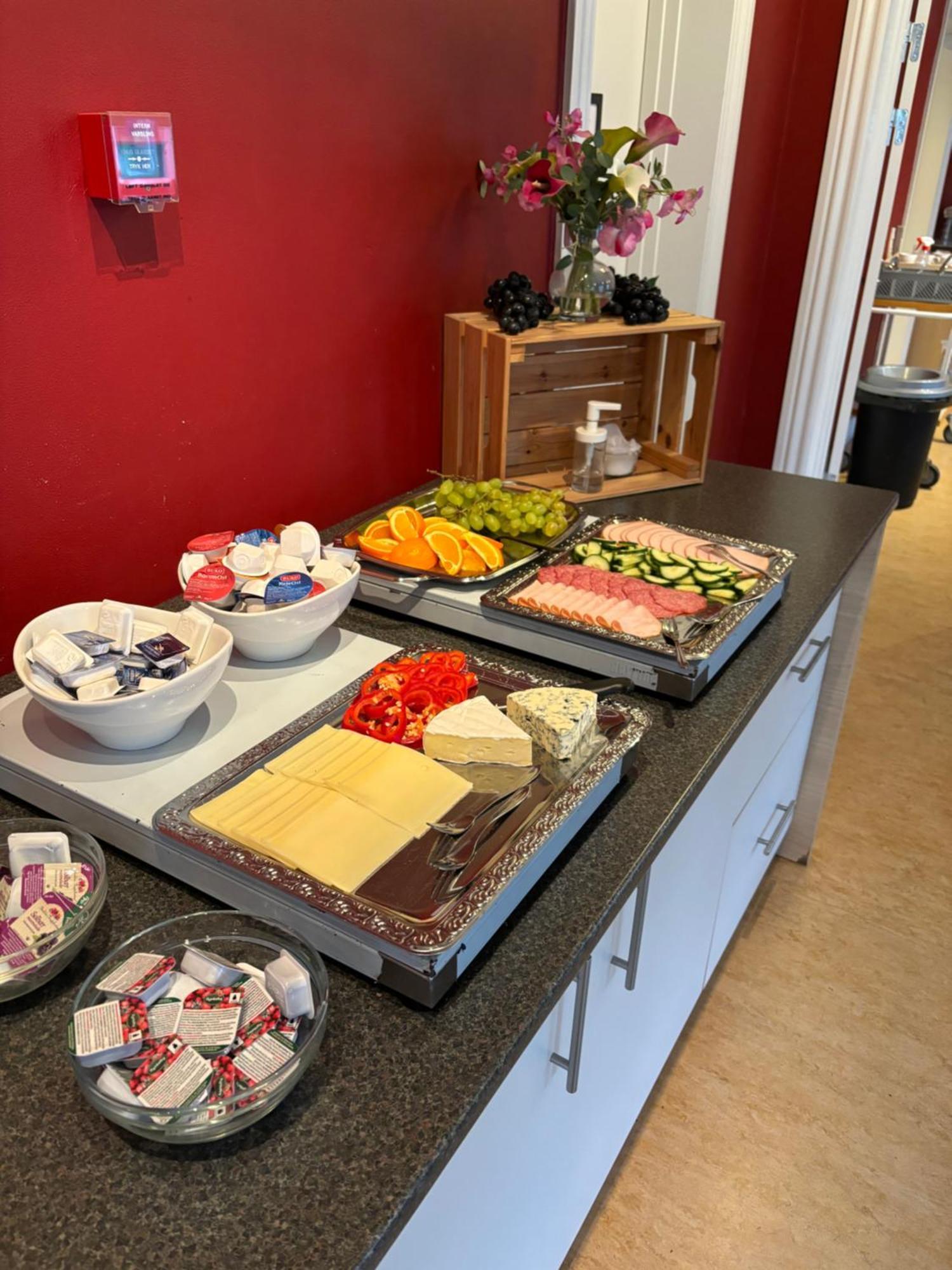 Danhostel Odense City Zewnętrze zdjęcie A typical Danish breakfast